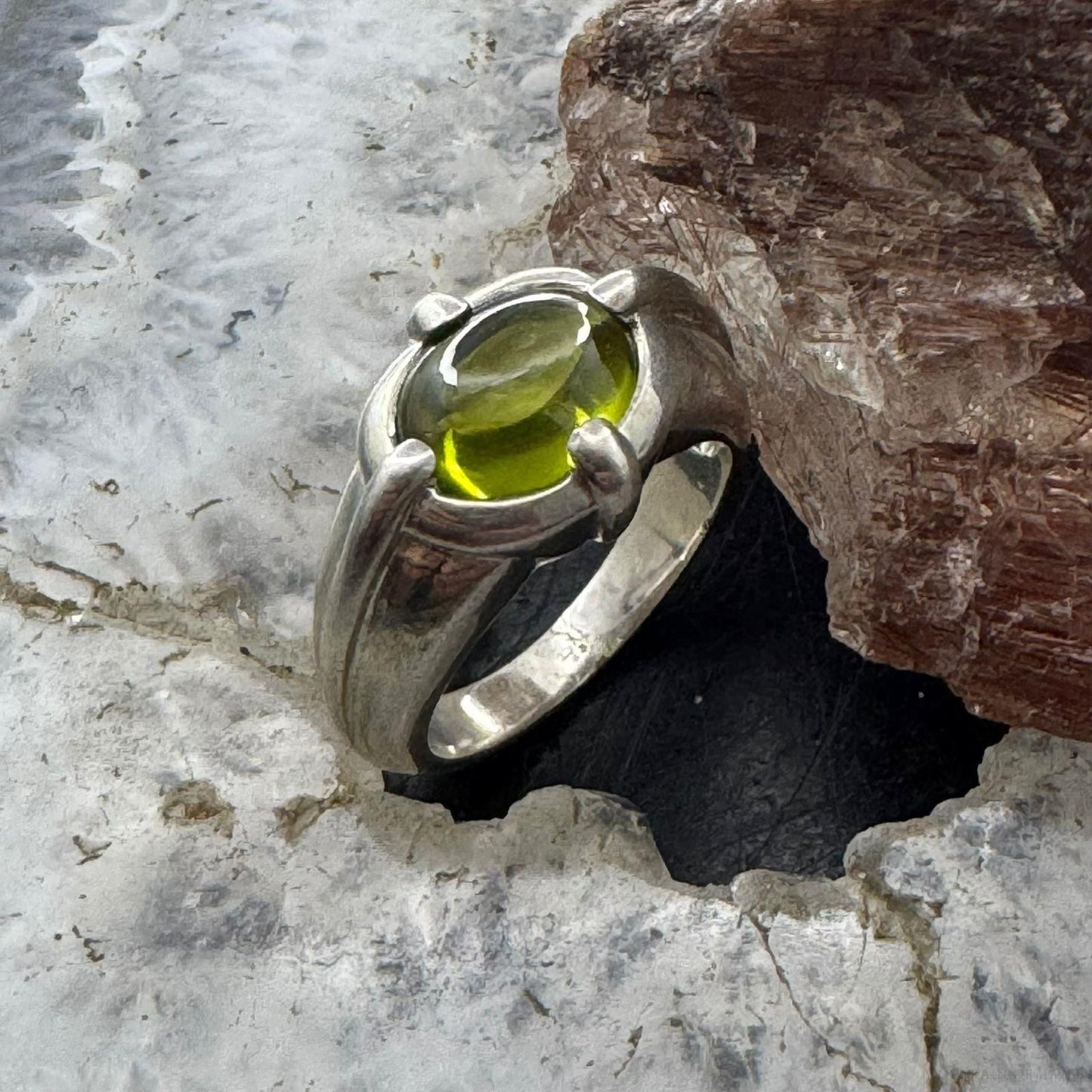 Carolyn Pollack Sterling Silver Oval Horizontal Peridot Decorated Shank Ring For Women