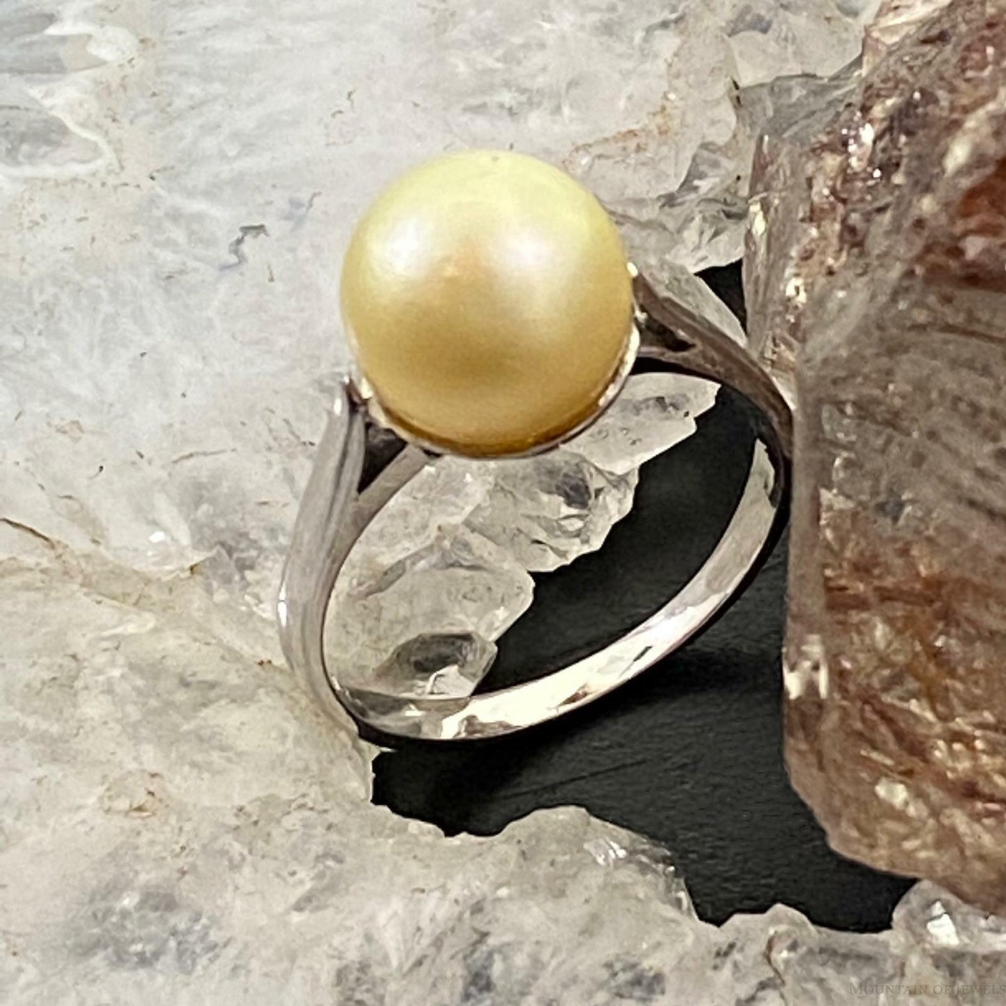Vintage 14K White Gold with Off White Pearl Ring Size 6.5 For Women