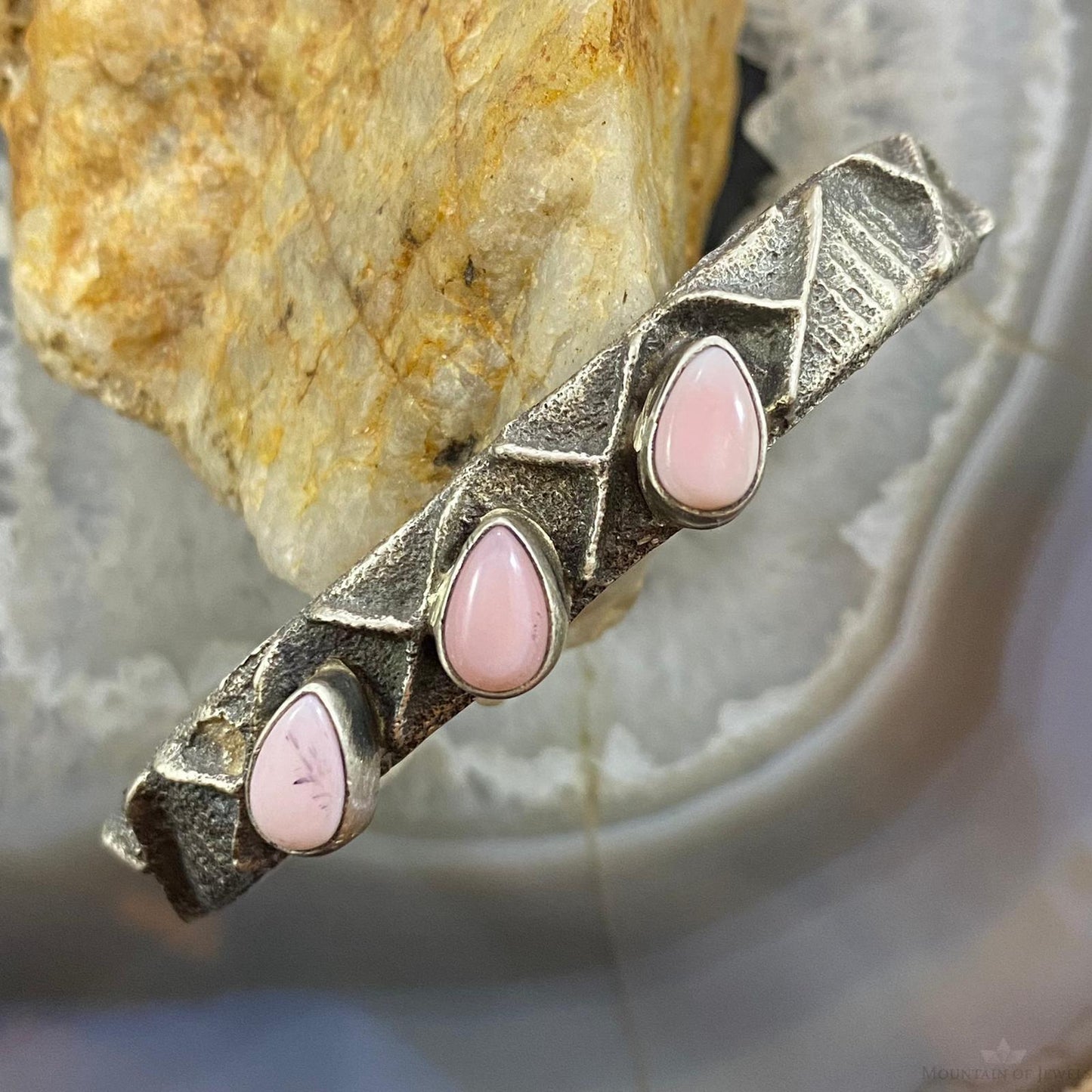 Wilson Dawes Sterling Silver Teardrop Pink Conch Shell Tufa Cast Bracelet For Women