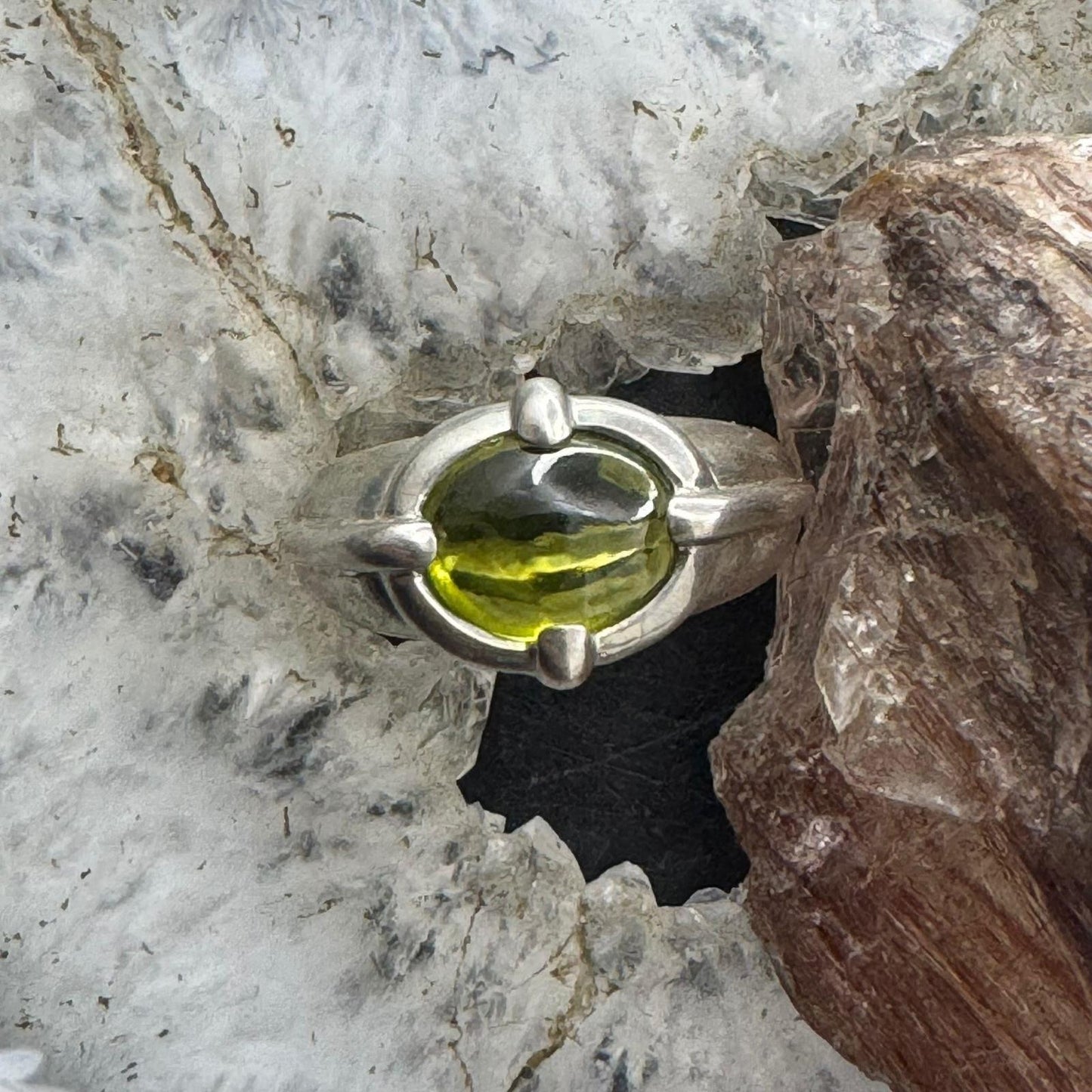 Carolyn Pollack Sterling Silver Oval Horizontal Peridot Decorated Shank Ring For Women