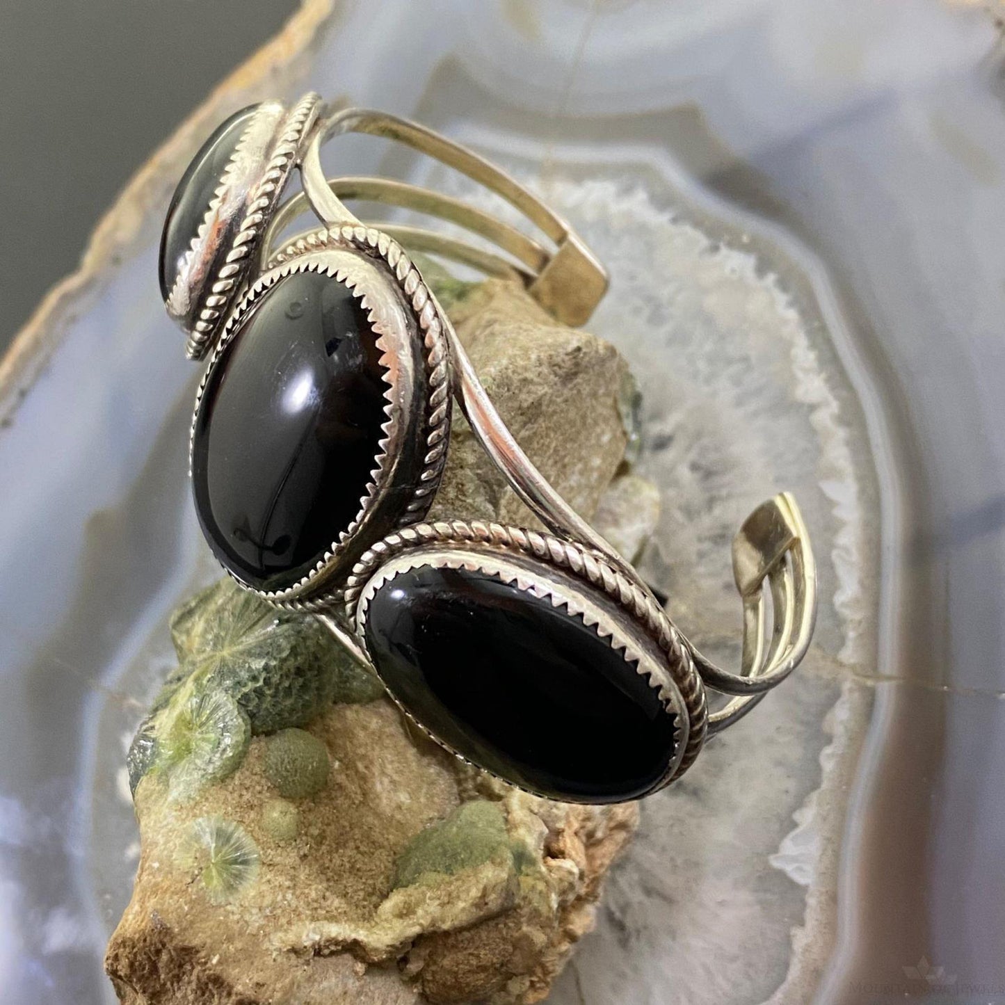 Vintage Native American Silver 3 Oval Onyx Stone Split Shank Bracelet For Women