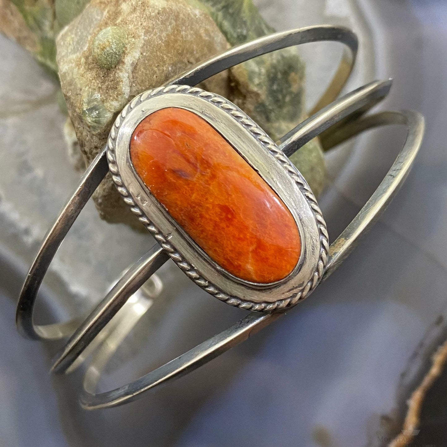 Native American Sterling Silver Oval Spiny Oyster Split Shank Bracelet For Women
