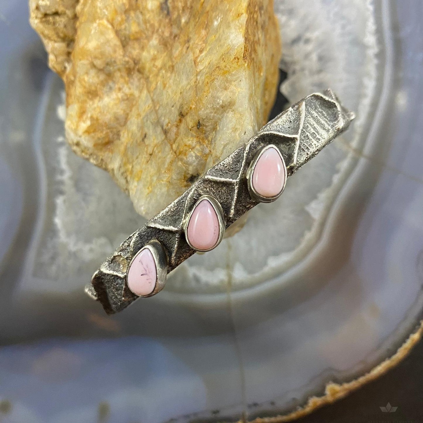 Wilson Dawes Sterling Silver Teardrop Pink Conch Shell Tufa Cast Bracelet For Women