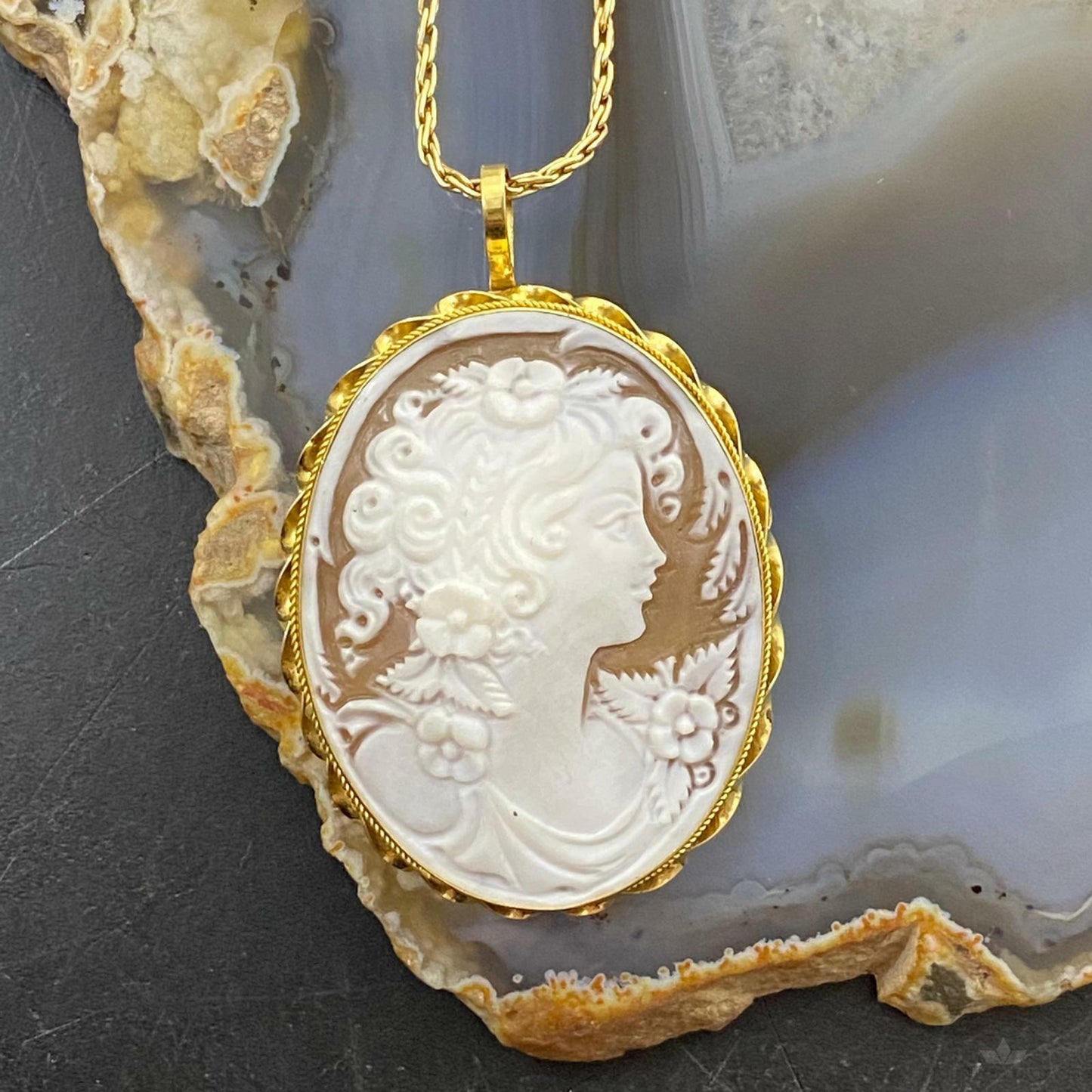 Vintage 14K Yellow Gold Cameo Pendant with 19" Gold Necklace For Women