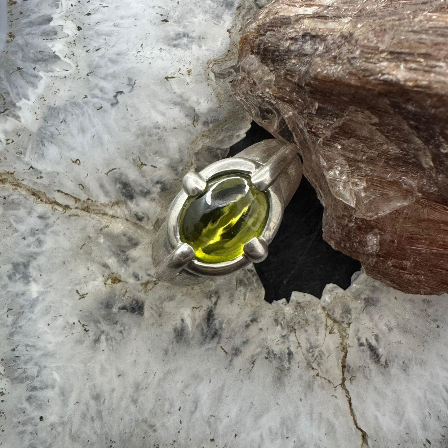 Carolyn Pollack Sterling Silver Oval Horizontal Peridot Decorated Shank Ring For Women