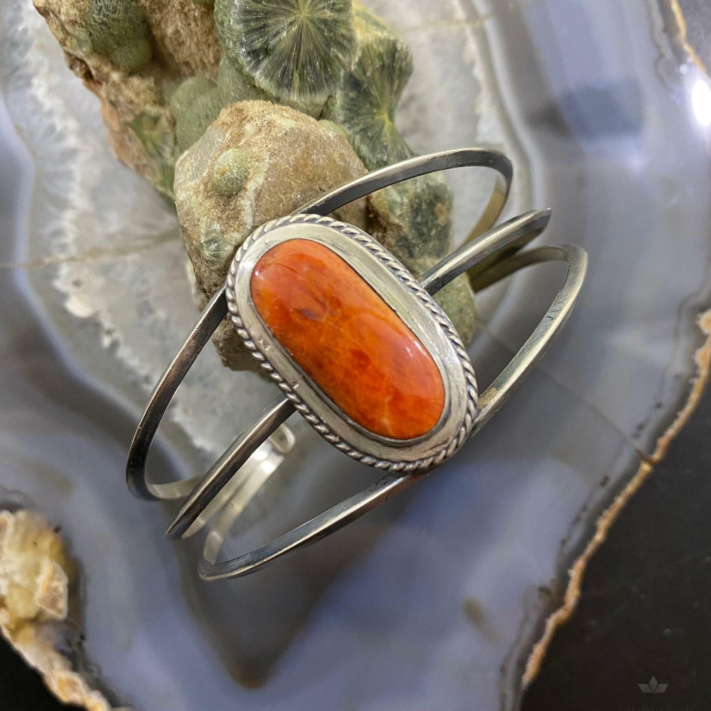 Native American Sterling Silver Oval Spiny Oyster Split Shank Bracelet For Women