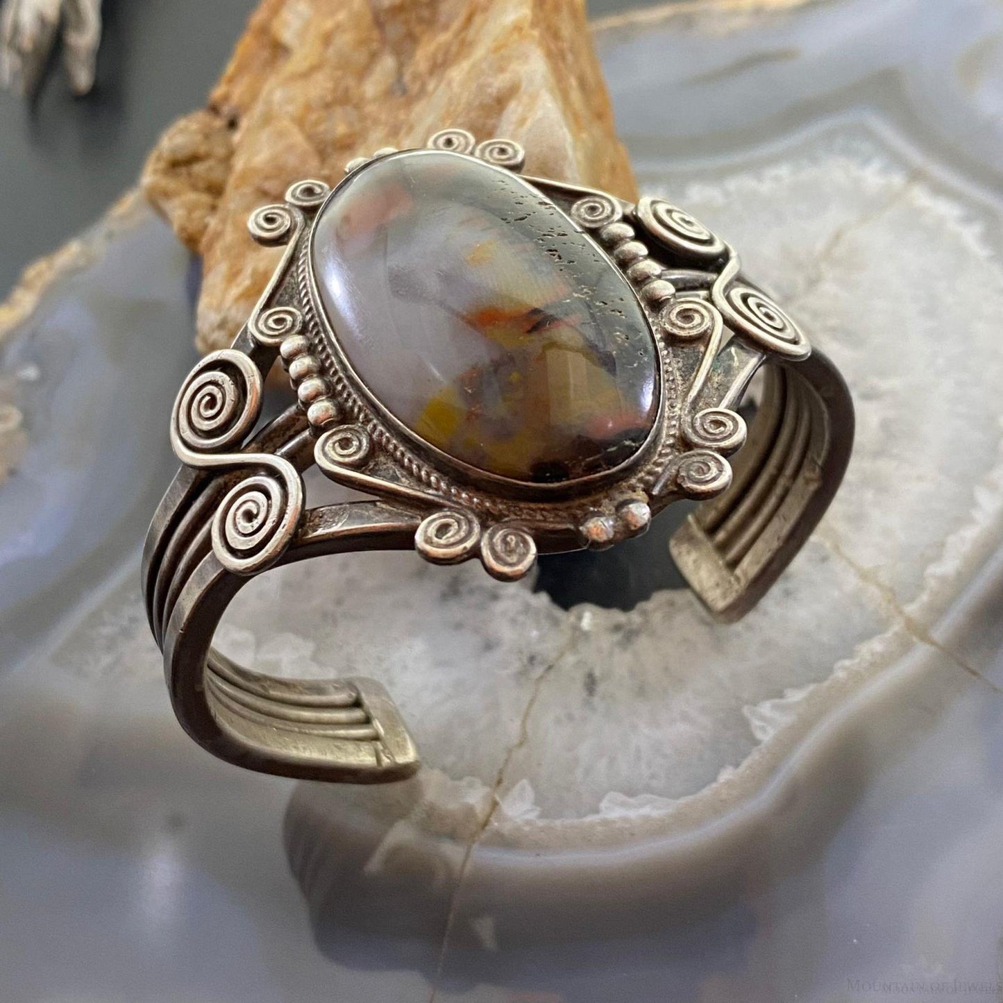 Native American Silver Oval Agate Decorated Heavy Gauge Cuff Bracelet For Women