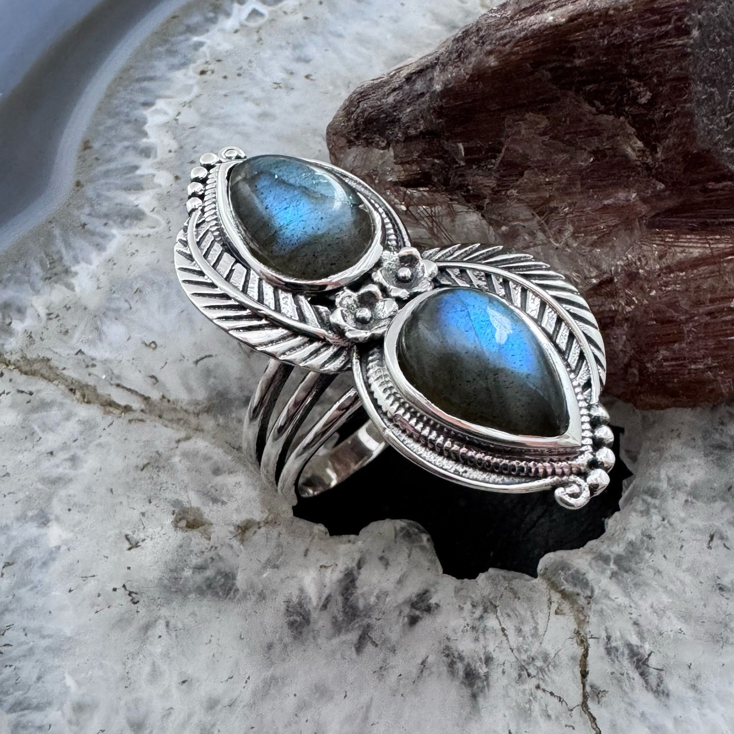 Sterling Southwestern Style Teardrop Labradorite Leaves Decorated Ring For Women