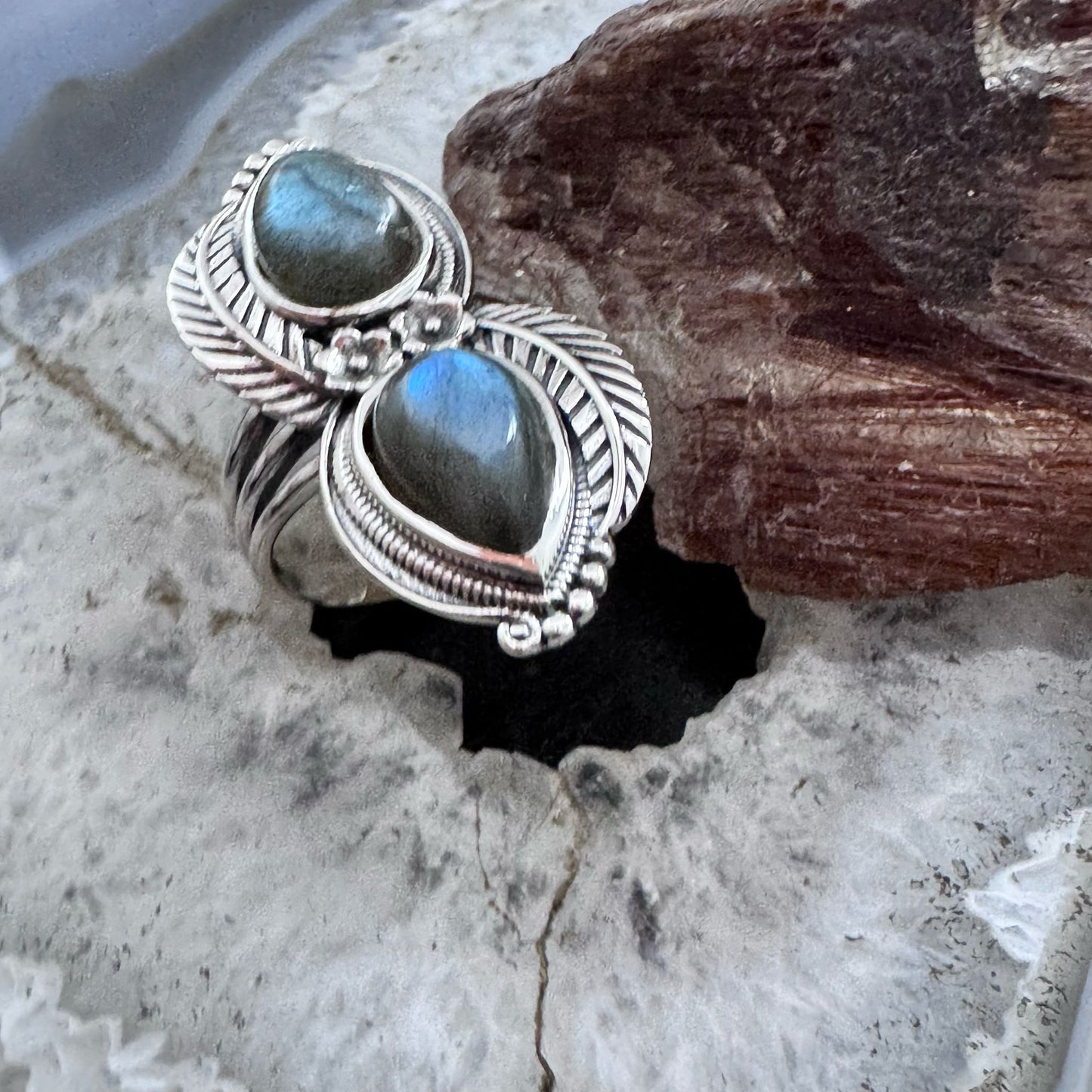 Sterling Southwestern Style Teardrop Labradorite Leaves Decorated Ring For Women