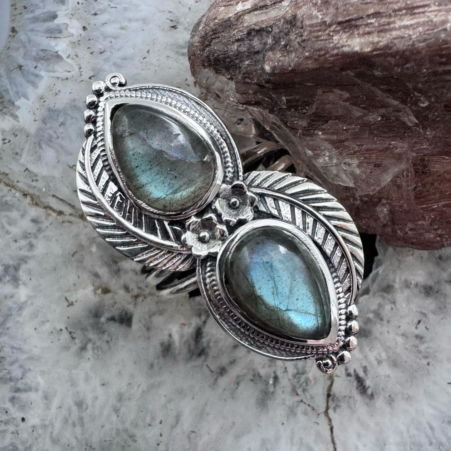 Sterling Southwestern Style Teardrop Labradorite Leaves Decorated Ring For Women