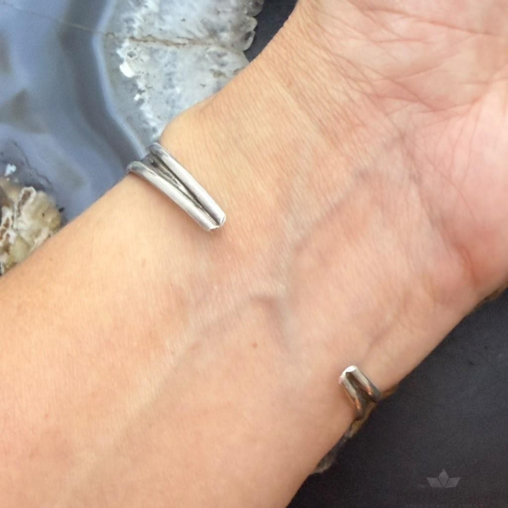 Elton Cadman Native American Sterling Silver Turquoise Single Row Bracelet For Women