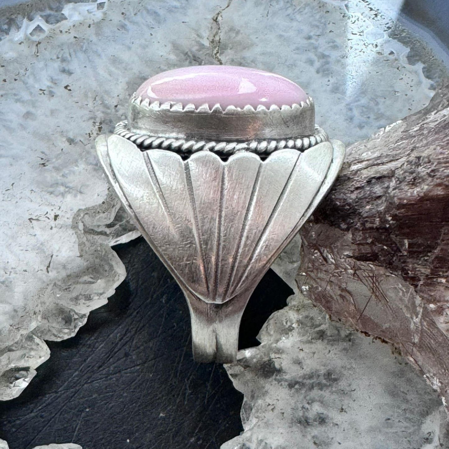 Native American Sterling Silver Oval Pink Conch Decorated Shield Ring Size 11 For Men