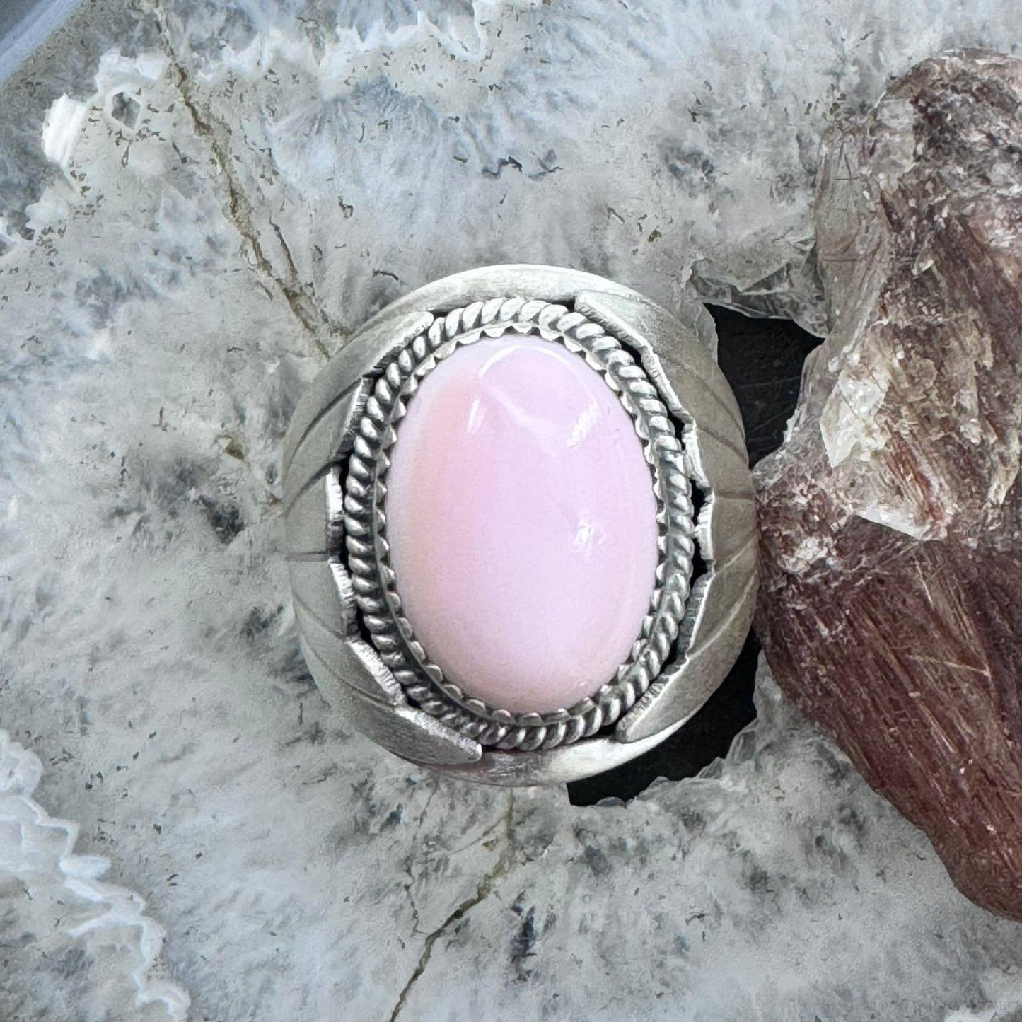 Native American Sterling Silver Oval Pink Conch Decorated Shield Ring Size 11 For Men