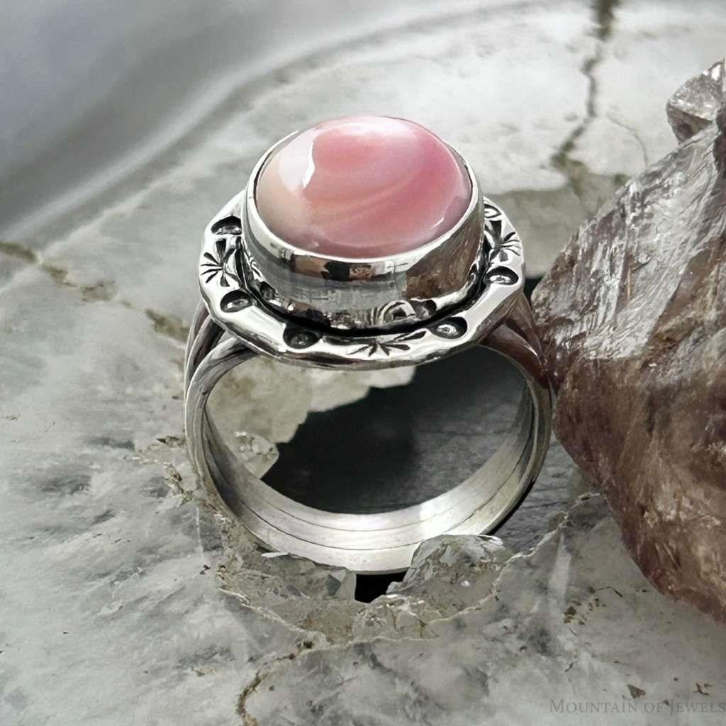Native American Sterling  Silver Oval Pink Conch Decorated Ring Size 7.25 For Women