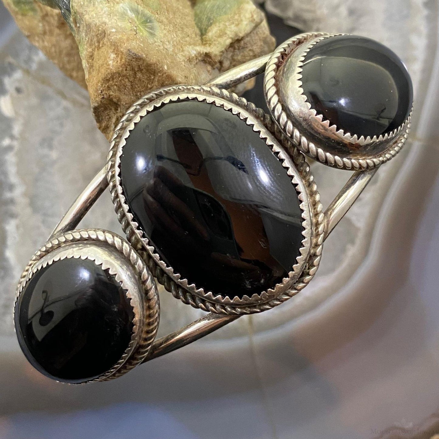 Vintage Native American Silver 3 Oval Onyx Stone Split Shank Bracelet For Women