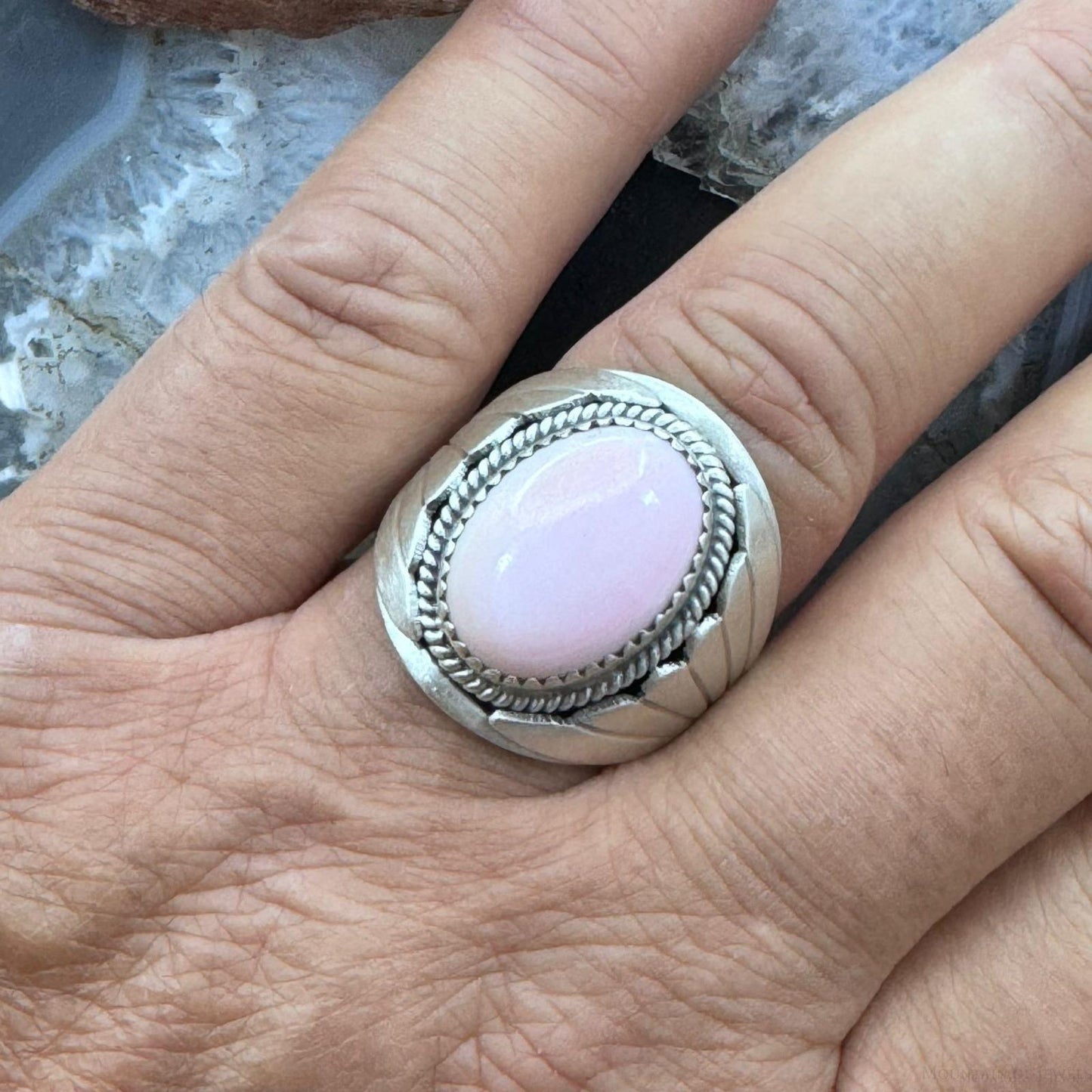 Native American Sterling Silver Oval Pink Conch Decorated Shield Ring Size 11 For Men