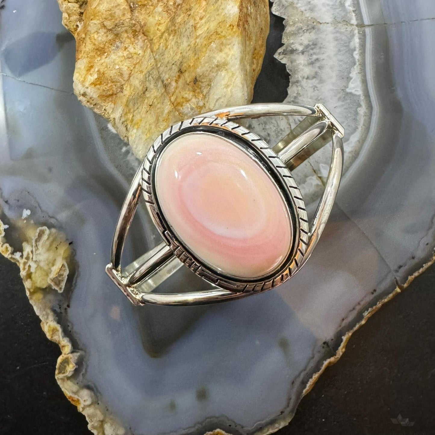 Anthony Kee Sterling Silver Oval Pink Conch Shell Split Shank Bracelet For Women